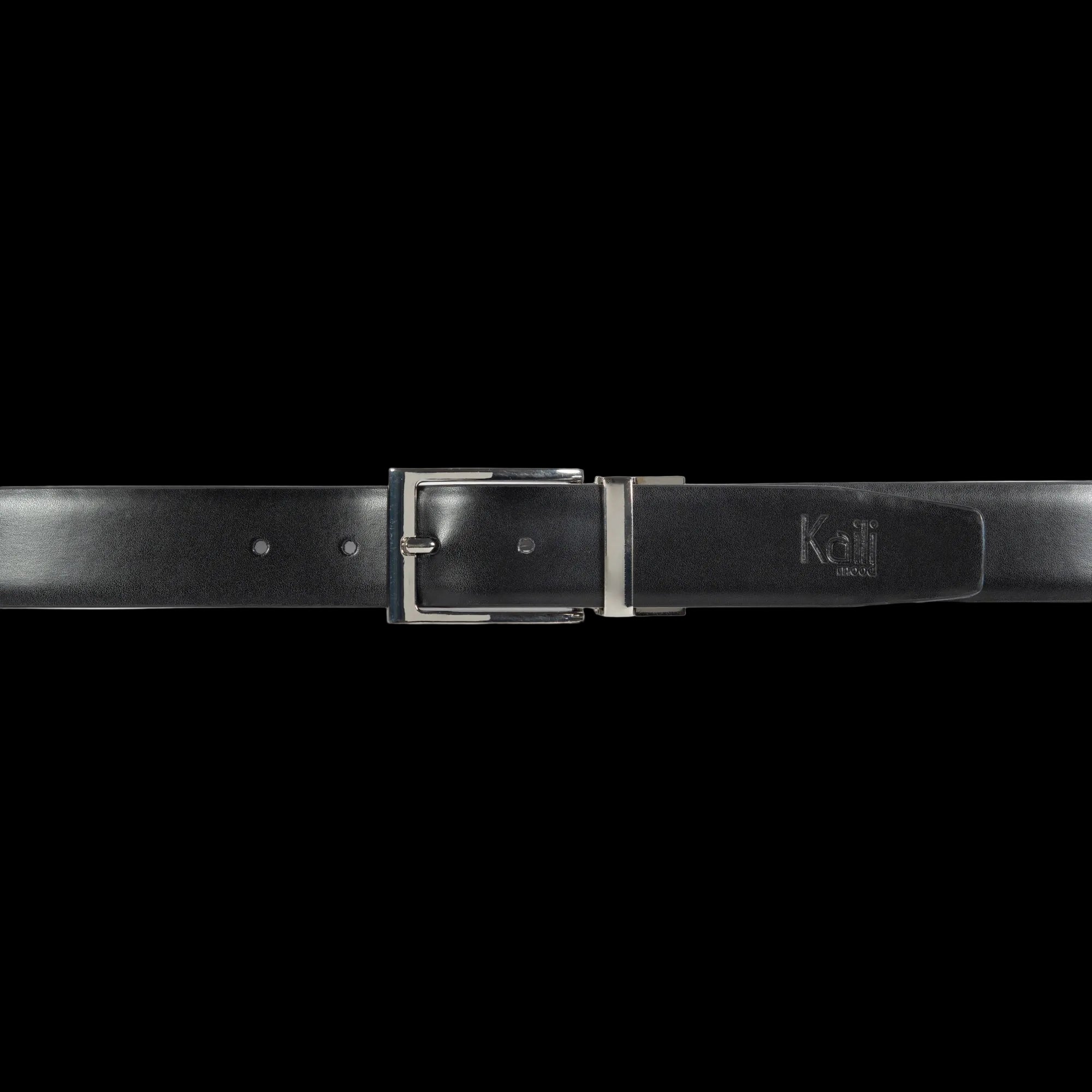 Cintura Uomo Doubleface in Vera Pelle, Liscia e Scamosciata. Colore Nero / Grigio. Dimensioni: cm 125 x 3,5 x 0,5 (giro vita cm 110). Confezione: Gift Box rigido fondo/coperchio