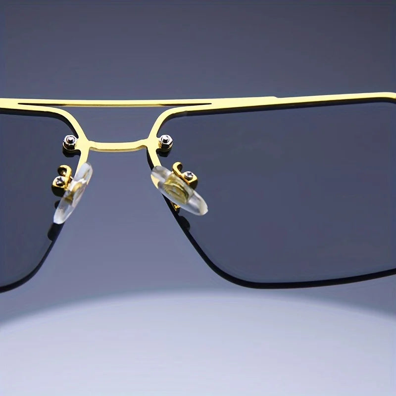 Occhiali da sole alla moda per uomo .