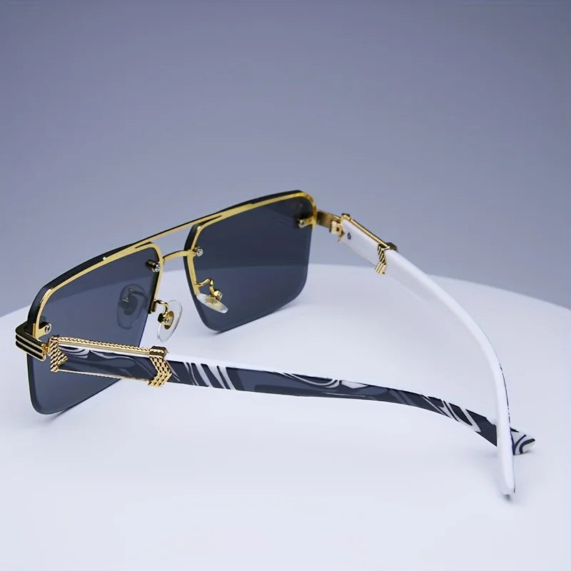 Occhiali da sole alla moda per uomo .