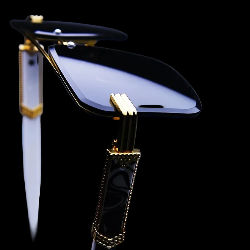 Occhiali da sole alla moda per uomo .