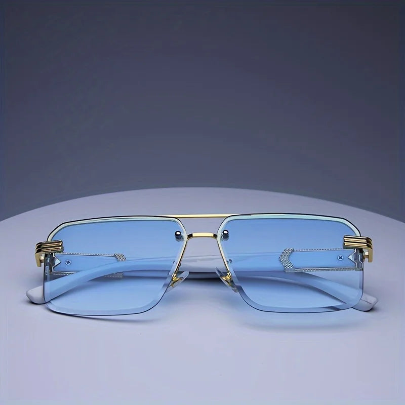 Occhiali da sole alla moda per uomo .