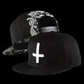Cappellini da baseball casual regolabili unisex con ricamo a croce piatta.