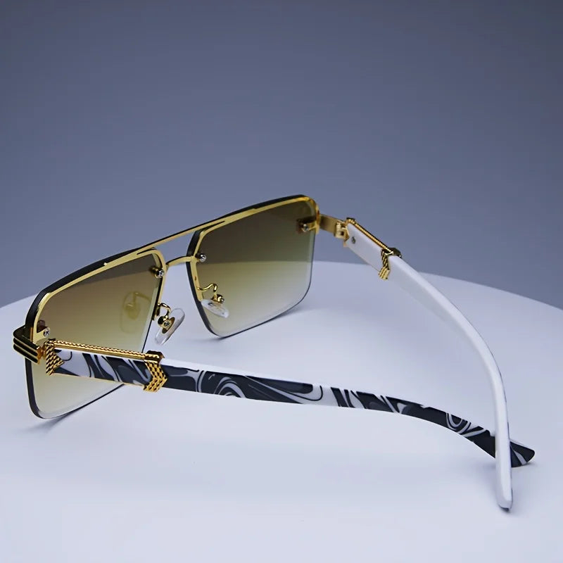 Occhiali da sole alla moda per uomo .