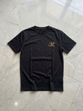 Nocturne Lane — T-Shirt Uomo con Iniziali in Oro | Jersey 100% Cotone | Personalizzazione Corsivo