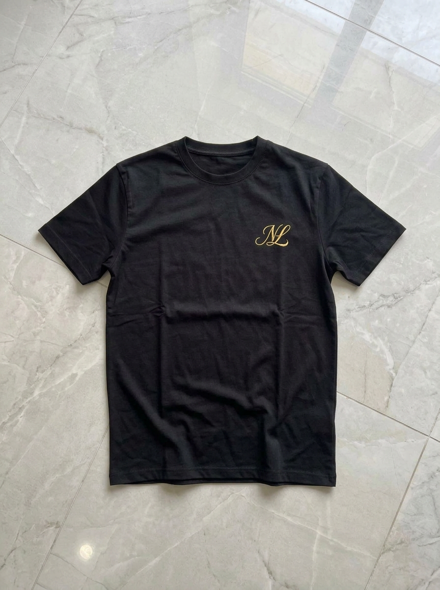 Nocturne Lane — T-Shirt Uomo con Iniziali in Oro | Jersey 100% Cotone | Personalizzazione Corsivo